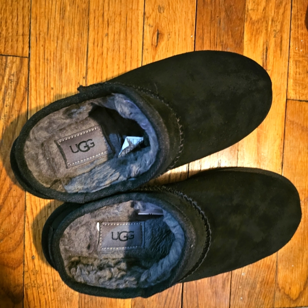 Ugg Women's Classic Slipper Size 7 *worn twice* smoke free home**do not have box
